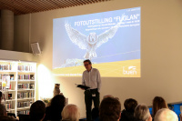 Alfred Solgaard ønsker velkommen til utstillingen Fuglan