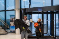 Mats tar med seg regnet inn