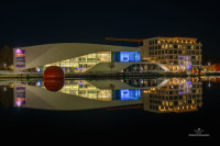 Buen kulturhus i refleksjoner i elva