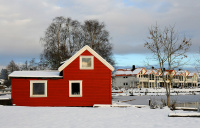 Rødt hus i hvit snø