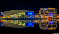 Vannspeilet reflekterer nattlysene